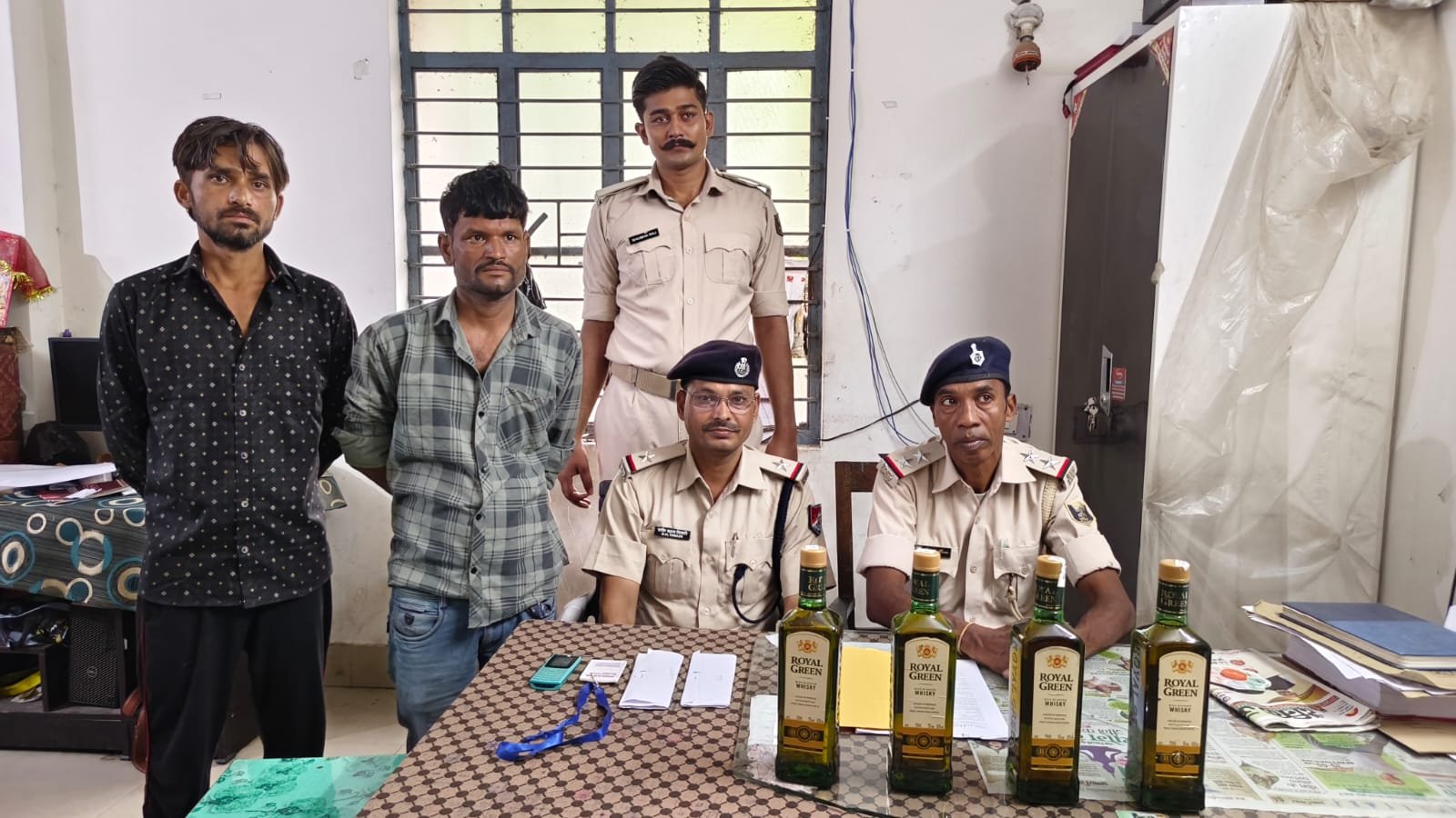 जप्त शराब के साथ गिरफ्तार तस्कर