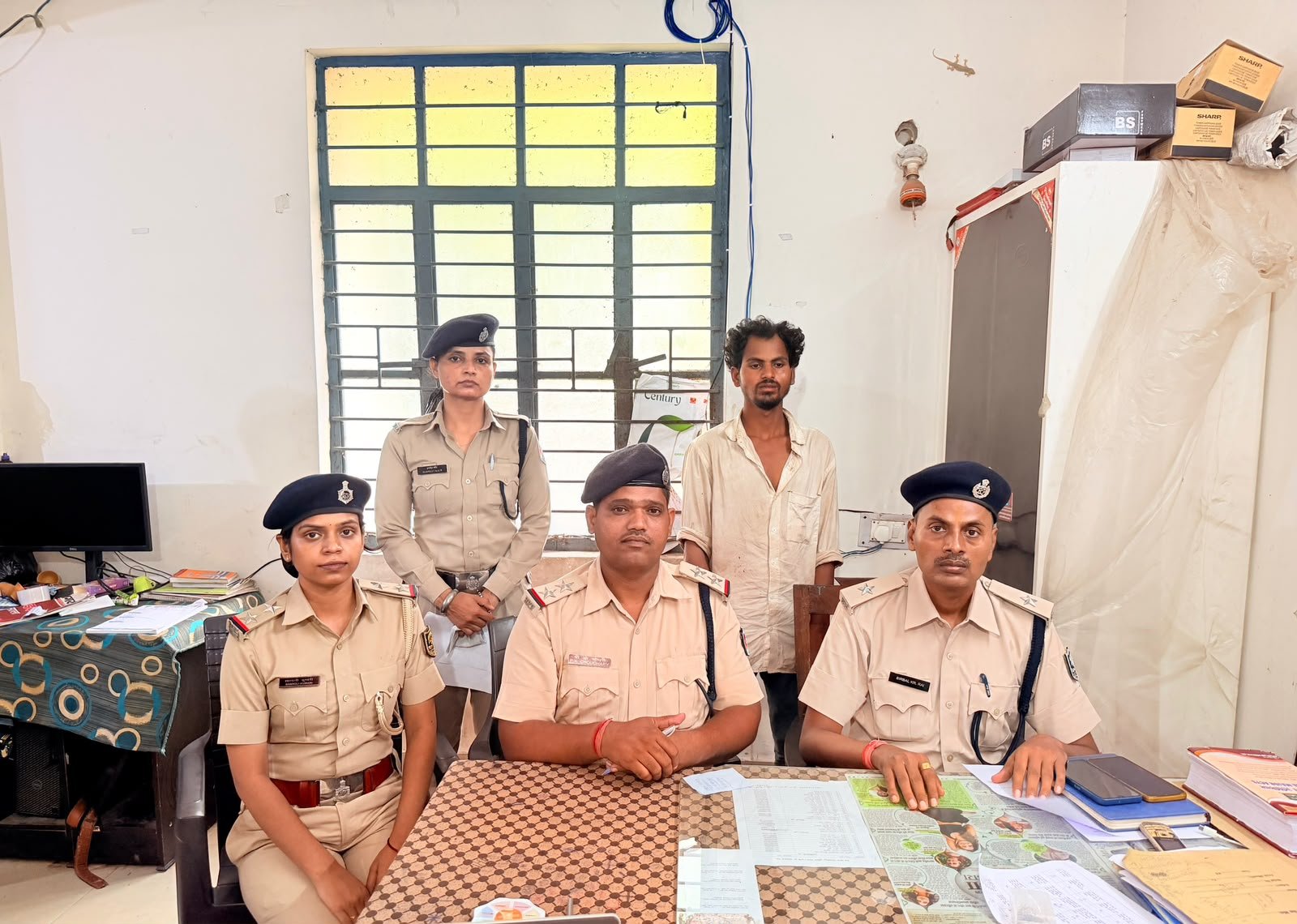 रेल थाने पर गिरफ्तार आरोपित युवक