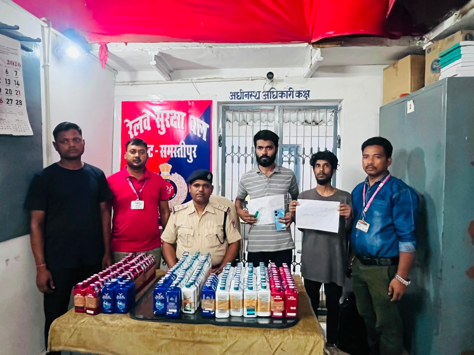 आरपीएफ पोस्ट पर जप्त शराब के साथ गिरफ्तार युवक