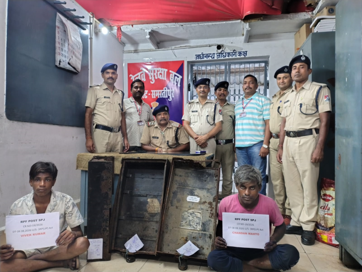 आरपीएफ पोस्ट पर चोरी के आरोप में गिरफ्तार युवक। सौ. आरपीएफ