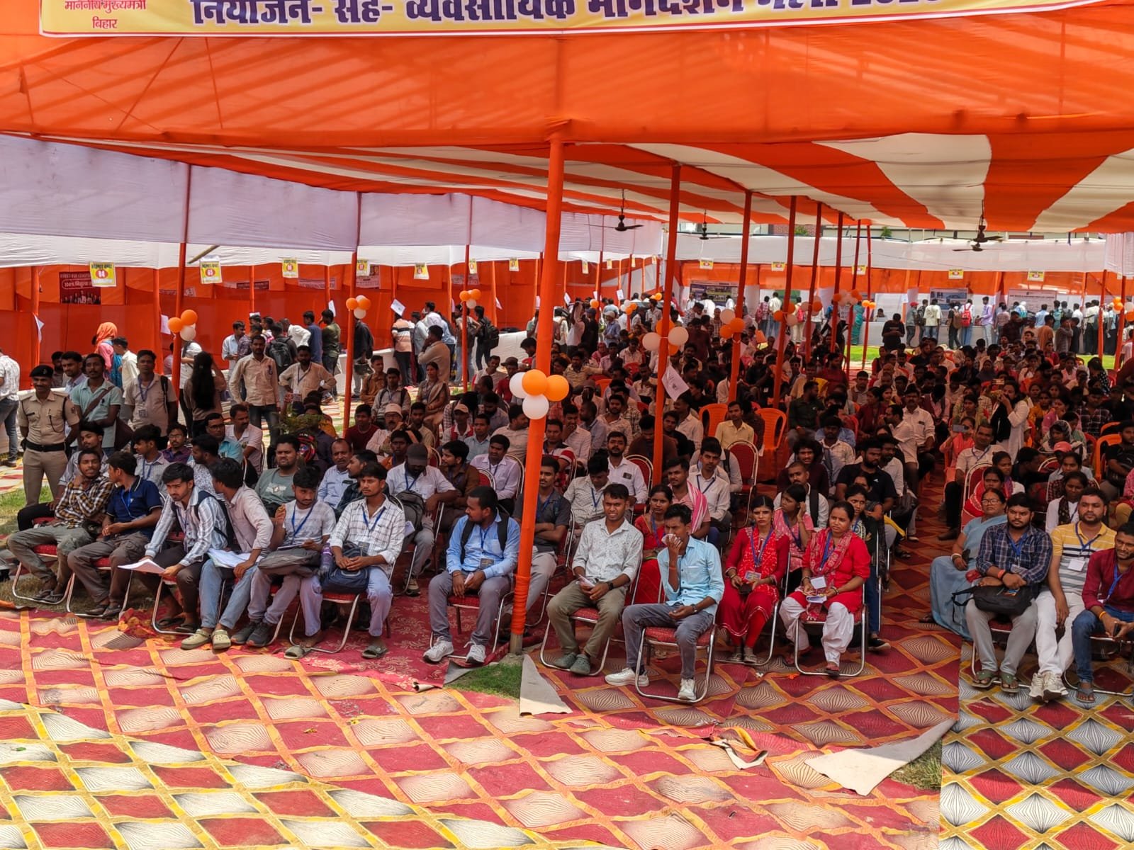 रोजगार शिविर में शामिल प्रतिभागी।
